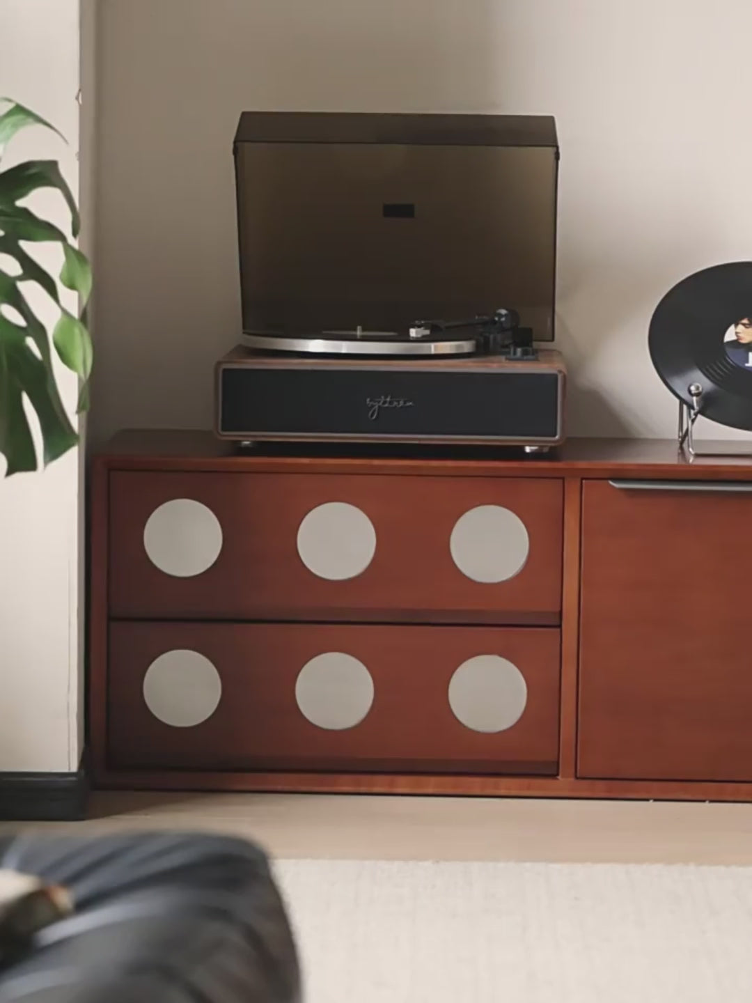 Aera Disc Console